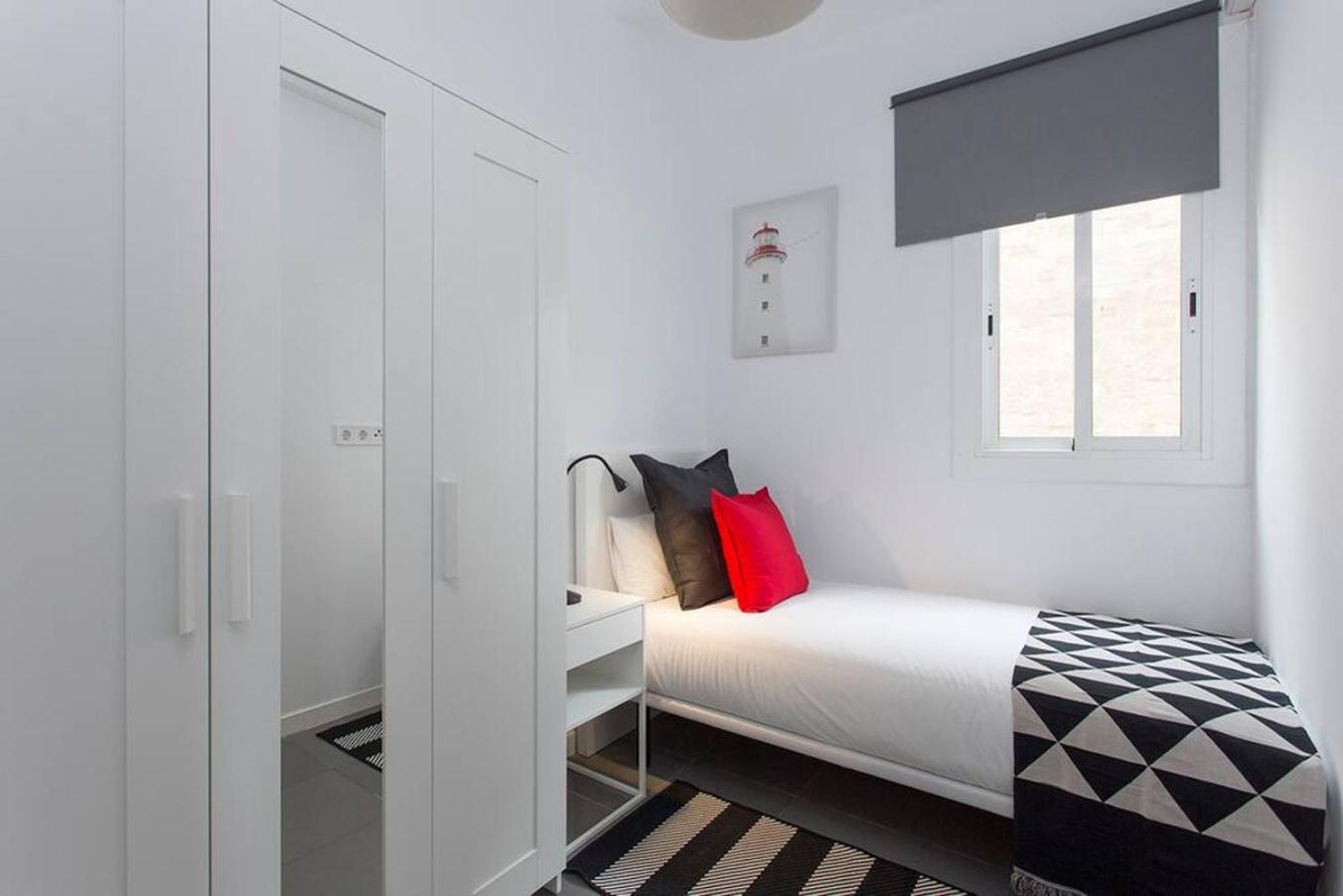 Cozy And Quiet In Trendy Sants Apartment Barcelona